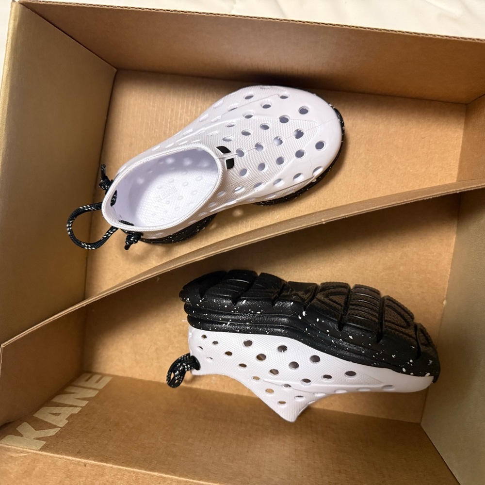 Kane recovery - C7 Kids Water Shoes NIB - White and Black